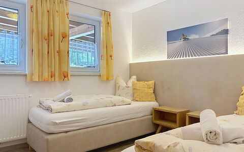 Pettneu am Arlberg 662: Cama, Habitación, Pared, Mueble, Diseño De Interiores, Madera, Sábana, Lecho, Linos, Habitación