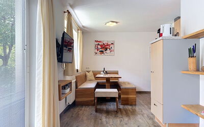 Pettneu am Arlberg 662: Mueble, Diseño De Interiores, Piso, Madera, Suelo, Habitación, Techo, Mesa, Encendiendo, Sala