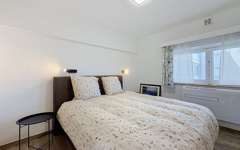 Hyacint with Parking: Diseño De Interiores, Cama, Habitación, Pared, Piso, Mueble, Suelo, Techo, Madera, Habitación