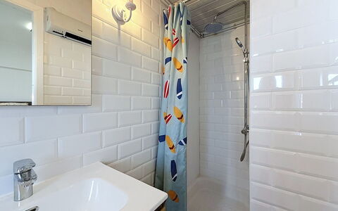 Hyacint with Parking: Pared, Arreglo De Tubería, Baño, Diseño De Interiores, Piso, Plomería, Suelo, Loseta, Grifo, Techo