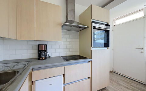 Hyacint with Parking: Cocina, Aparato De Cocina, Mostrador, Electrodoméstico, Gabinetes, Piso, Diseño De Interiores, Madera, Suelo, Mueble