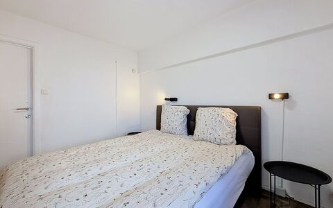 Hyacint with Parking: Cama, Diseño De Interiores, Habitación, Pared, Piso, Suelo, Techo, Madera, Sábana, Mueble