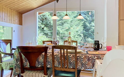 Chalet Chaudoudoux: Mueble, Diseño De Interiores, Lámpara, Piso, Silla, Techo, Madera, Mesa, Comedor, Suelo