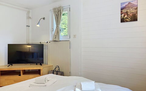 Chalet Chaudoudoux: Madera, Piso, Suelo, Diseño De Interiores, Techo, Habitación, Puerta, Cama, Habitación, Madera Dura