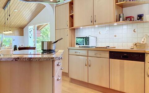 Les Paccots 603: Mostrador, Cocina, Diseño De Interiores, Piso, Aparato De Cocina, Madera, Mueble, Gabinetes, Suelo, Techo