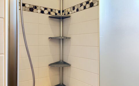 Chalet Chaudoudoux: Diseño De Interiores, Loseta, Baño, Arreglo De Tubería, Estantería, Estante, Plomería