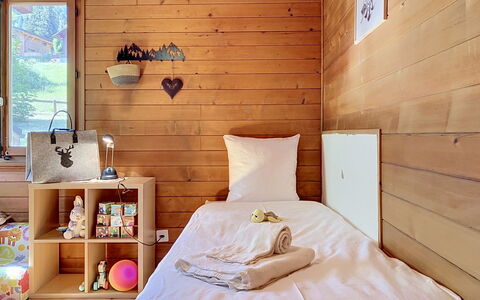 Chalet Chaudoudoux: Mueble, Piso, Diseño De Interiores, Suelo, Madera, Habitación, Habitación, Cama, Suelos De Madera, Encendiendo