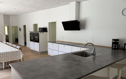 Adisl - 800M from the Sea: Piso, Mostrador, Cocina, Suelo, Madera, Mueble, Diseño De Interiores, Aparato De Cocina, Gabinetes, Suelos De Madera
