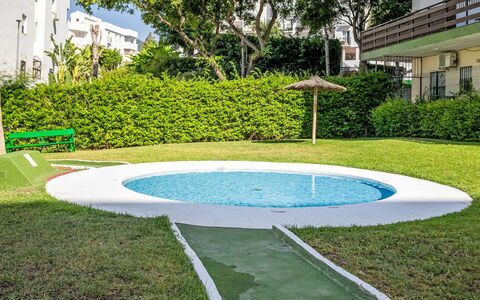 Las Naciones: Piscina, Ocio, Material Compuesto, Jardín, Césped, Patio Interior, Paisajismo, Césped Artificial, Sombra, Yarda
