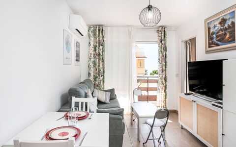Las Naciones: Mueble, Diseño De Interiores, Piso, Madera, Sofá, Suelo, Mesa, Sala, Habitación, Encendiendo