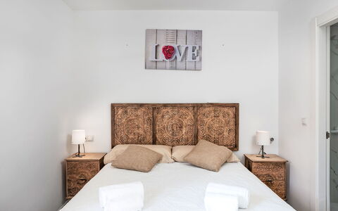 Las Naciones: Cama, Lecho, Habitación, Mueble, Sábana, Pared, Diseño De Interiores, Madera, Linos, Suelo