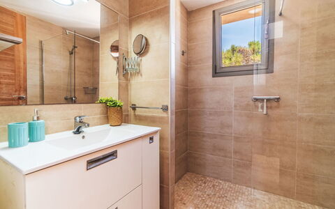 Garlanda: Baño, Piso, Arreglo De Tubería, Mueble De Baño, Diseño De Interiores, Suelo, Espejo, Lavabo Del Baño, Plomería, Grifo