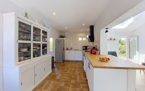 Villa la Coquille: Cocina, Diseño De Interiores, Piso, Mostrador, Mueble, Gabinetes, Suelo, Madera, Techo, Aparato De Cocina