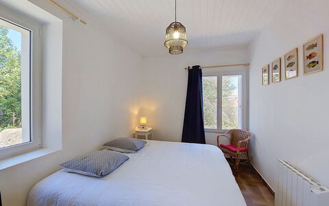 Villa la Coquille: Cama, Mueble, Diseño De Interiores, Habitación, Lecho, Pared, Sábana, Suelo, Madera, Techo