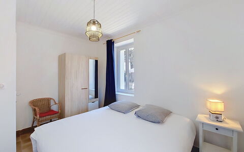 Villa la Coquille: Cama, Habitación, Pared, Mueble, Diseño De Interiores, Suelo, Madera, Piso, Sábana, Techo