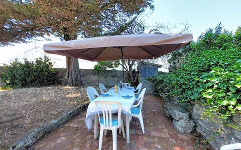 Villa la Coquille: Mueble, Mueble Para Exteriores, Mesa, Paraguas, Silla, Mesa Al Aire Libre, Sombra, Cocina Y Comedor Mesa, Jardín, Patio Interior