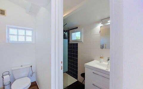 Villa la Coquille: Baño, Arreglo De Tubería, Piso, Diseño De Interiores, Suelo, Lavabo Del Baño, Lavabo, Baño, Techo, Grifo