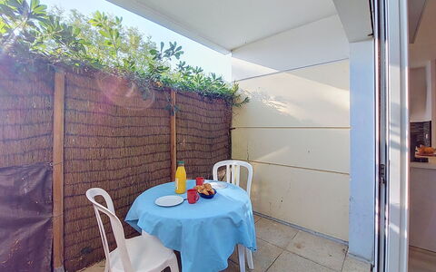 Confort, Piscine et Plage: Mueble Para Exteriores, Sombra, Silla, Yarda, Manchas De Madera, Mesa Al Aire Libre, Patio Interior, Planta De Casa, La Luz Del Día, Balcón