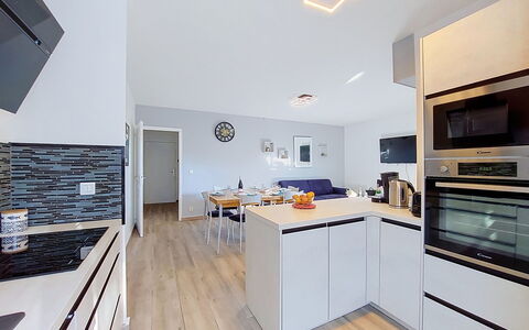 Confort, Piscine et Plage: Cocina, Mostrador, Mueble, Diseño De Interiores, Piso, Techo, Madera, Gabinetes, Suelo, Lámpara