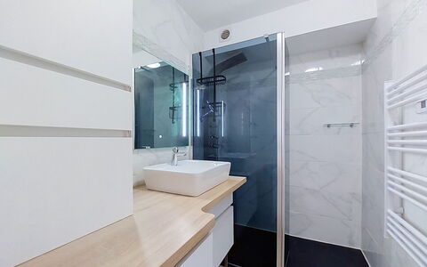Confort, Piscine et Plage: Piso, Diseño De Interiores, Arreglo De Tubería, Suelo, Baño, Lavabo Del Baño, Grifo, Mueble De Baño, Espejo, Lavabo