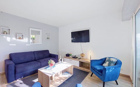 Confort, Piscine et Plage: Mueble, Sofá, Diseño De Interiores, Piso, Suelo, Habitación, Sala, Departamento, Techo, Casa