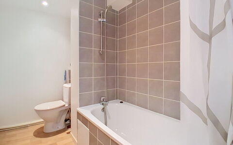 Les 3 Voiles: Baño, Piso, Pared, Suelo, Bañera, Arreglo De Tubería, Diseño De Interiores, Plomería, Loseta, Material Compuesto
