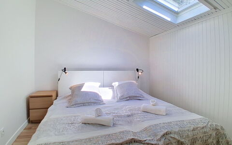 Les 3 Voiles: Diseño De Interiores, Suelo, Habitación, Piso, Cama, Madera, Techo, Mueble, Textil, Sábana