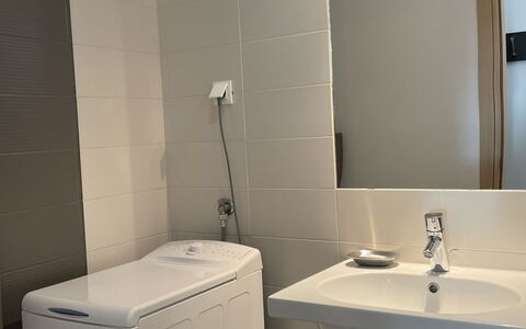 Volme: Piso, Suelo, Diseño De Interiores, Arreglo De Tubería, Lavabo Del Baño, Lavabo, Baño, Plomería, Habitación, Grifo