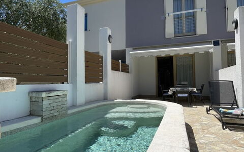 Volme: Piscina, Material Compuesto, Hormigón, Inmuebles, Recurso, Sombra, Fuente De Agua, Loseta, Villa, Mueble Para Exteriores
