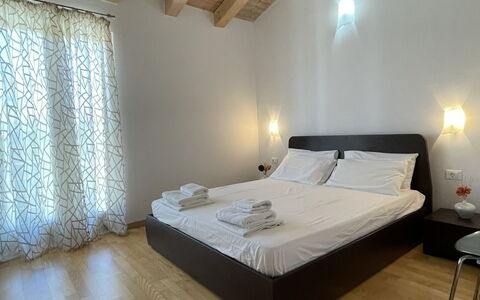 Volme: Piso, Diseño De Interiores, Suelo, Madera, Techo, Mueble, Habitación, Encendiendo, Cama, Habitación