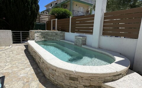 Volme: Material Compuesto, Piscina, Losa, Fuente De Agua, Mueble Para Exteriores, Hormigón, Pared De Piedra, Loseta, Sombra, Guijarro