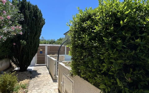 Volme: Arbusto, Jardín, Sombra, Pasarela, Paisajismo, Hormigón, Cobertura, Acera, Entrada De Coches, Losa