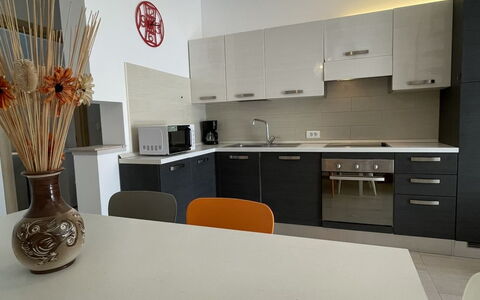Volme: Mueble, Diseño De Interiores, Piso, Suelo, Madera, Techo, Lámpara, Encendiendo, Mostrador, Cocina