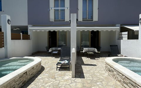 Volme: Piscina, Material Compuesto, Mueble Para Exteriores, Hormigón, Sombra, Recurso, Silla, Inmuebles, Loseta, Patio