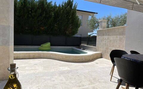 Monte Kope: Sombra, Mueble Para Exteriores, Silla, Paraguas, Estructura Al Aire Libre, Pabellón, Piscina, Loseta, Mesa Al Aire Libre, Toldo