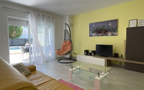 Monte Kope: Mueble, Diseño De Interiores, Piso, Suelo, Pared, Sofá, Techo, Madera, Habitación, Sala