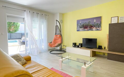 Monte Kope: Mueble, Diseño De Interiores, Piso, Suelo, Sofá, Pared, Techo, Madera, Sala, Habitación