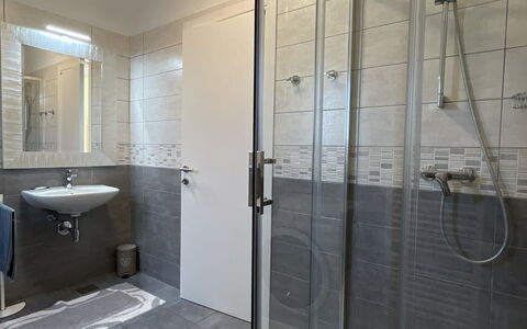Monte Kope: Piso, Arreglo De Tubería, Suelo, Baño, Diseño De Interiores, Techo, Ducha, Plomería, Habitación, Encendiendo