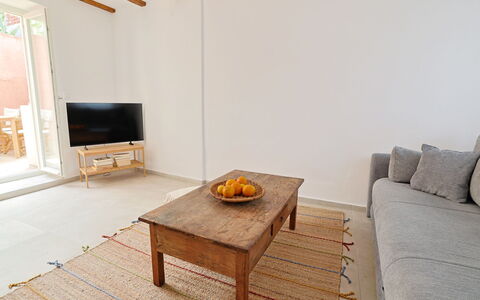 Marina: Mueble, Piso, Madera, Suelo, Diseño De Interiores, Sofá, Habitación, Casa, Sala, Suelos De Madera