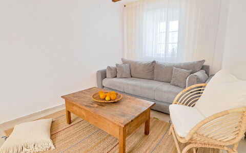 Marina: Mueble, Diseño De Interiores, Piso, Suelo, Sofá, Madera, Habitación, Techo, Sala, Mesa