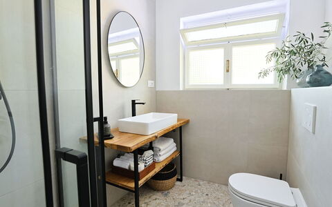 Marina: Arreglo De Tubería, Baño, Diseño De Interiores, Asiento Del Baño, Piso, Suelo, Baño, Espejo, Grifo, Lavabo