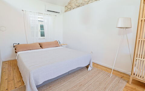 Marina: Suelo, Piso, Diseño De Interiores, Cama, Pared, Habitación, Mueble, Madera, Techo, Textil