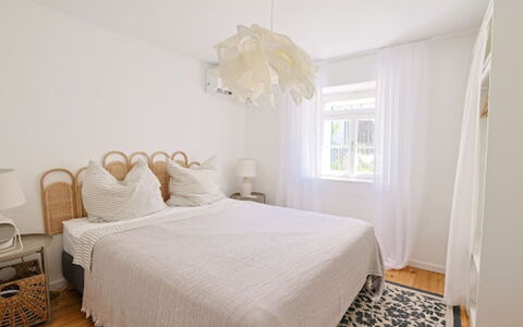 Marina: Mueble, Cama, Diseño De Interiores, Lecho, Habitación, Sábana, Suelo, Linos, Piso, Madera