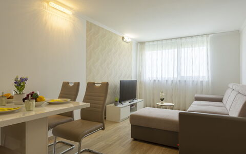 Silver: Mueble, Diseño De Interiores, Piso, Suelo, Sofá, Madera, Techo, Habitación, Encendiendo, Sala