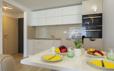 Silver: Mueble, Diseño De Interiores, Piso, Mostrador, Pared, Cocina, Madera, Gabinetes, Suelo, Techo