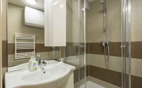 Silver: Piso, Pared, Diseño De Interiores, Suelo, Arreglo De Tubería, Baño, Baño, Habitación, Lavabo, Lavabo Del Baño