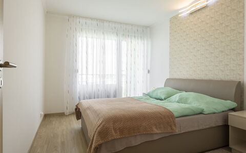Silver: Cama, Diseño De Interiores, Mueble, Habitación, Pared, Suelo, Piso, Habitación, Madera, Techo