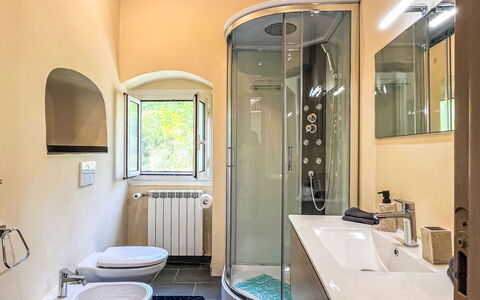 Enrico: Arreglo De Tubería, Diseño De Interiores, Baño, Piso, Suelo, Grifo, Plomería, Techo, Habitación, Lavabo