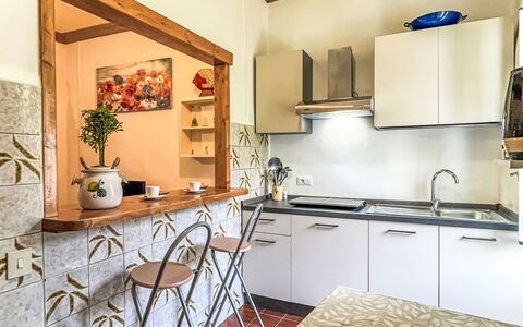 Enrico: Mueble, Diseño De Interiores, Piso, Cocina, Madera, Suelo, Mostrador, Electrodoméstico, Techo, Habitación