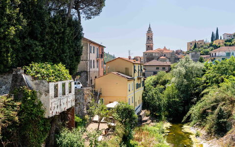 Oliver: Barrio, Casa, Verano, Barrio Residencial, Paisaje, Asentamientos Humanos, Casa, Suburbio, Pueblo, Aguja